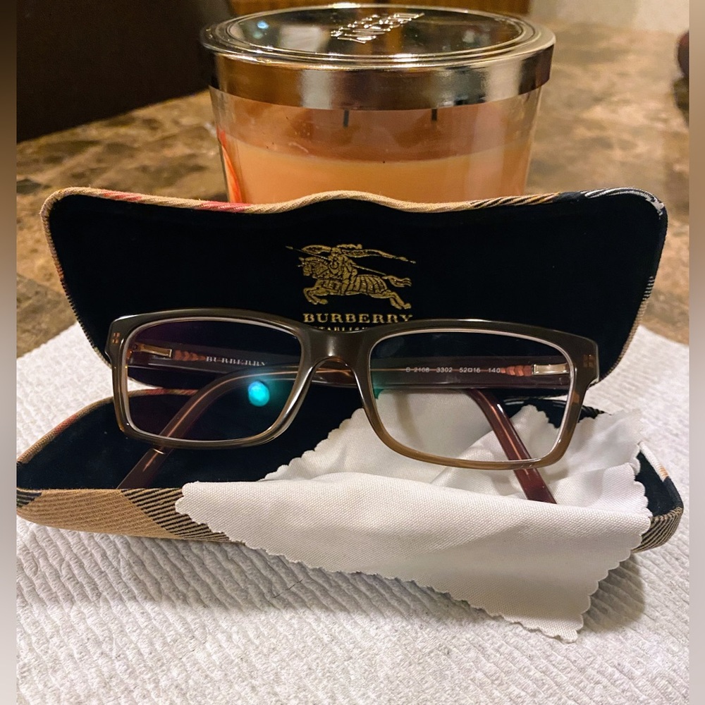 🇮🇹Burberry~
Brown/Burgundy Eyeglasses Frames
Fabric Hard Case~
Unisex
EUC